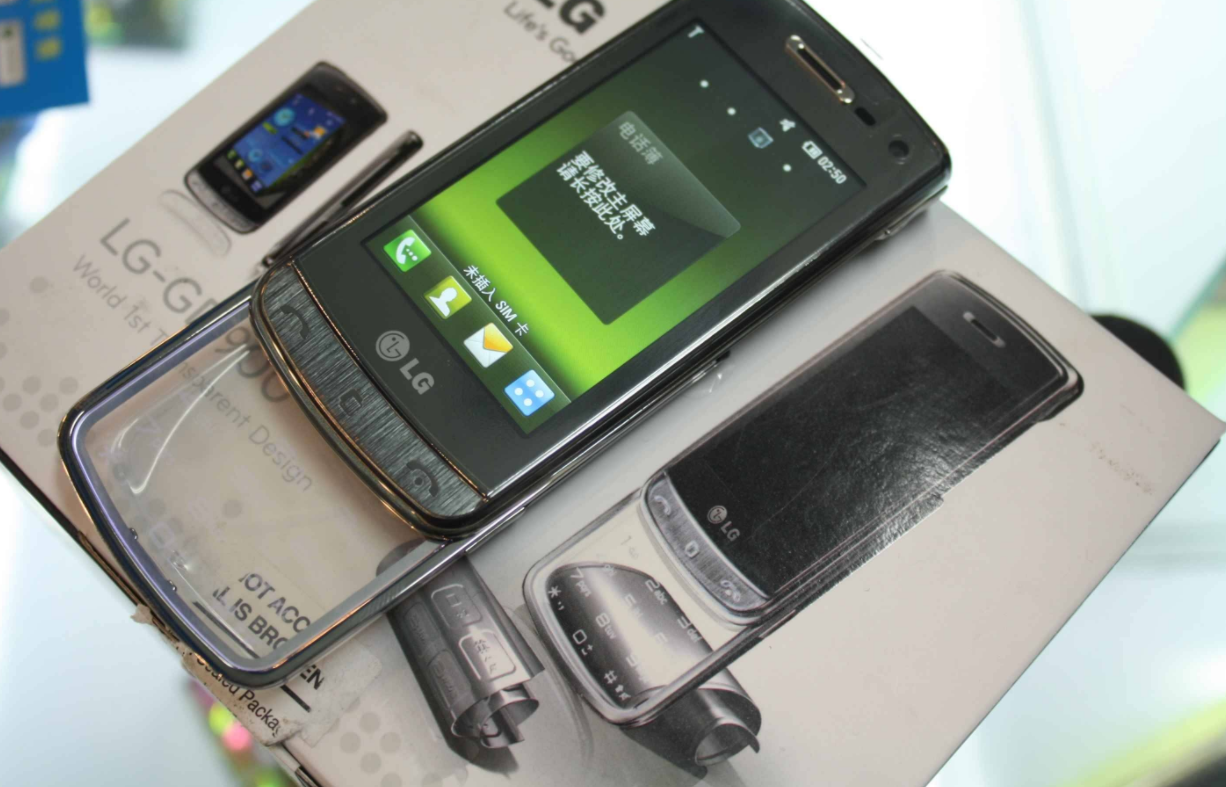 韩国公司lg展示了全球首款透明键盘手机lg gd900,采用了滑盖设计,除了