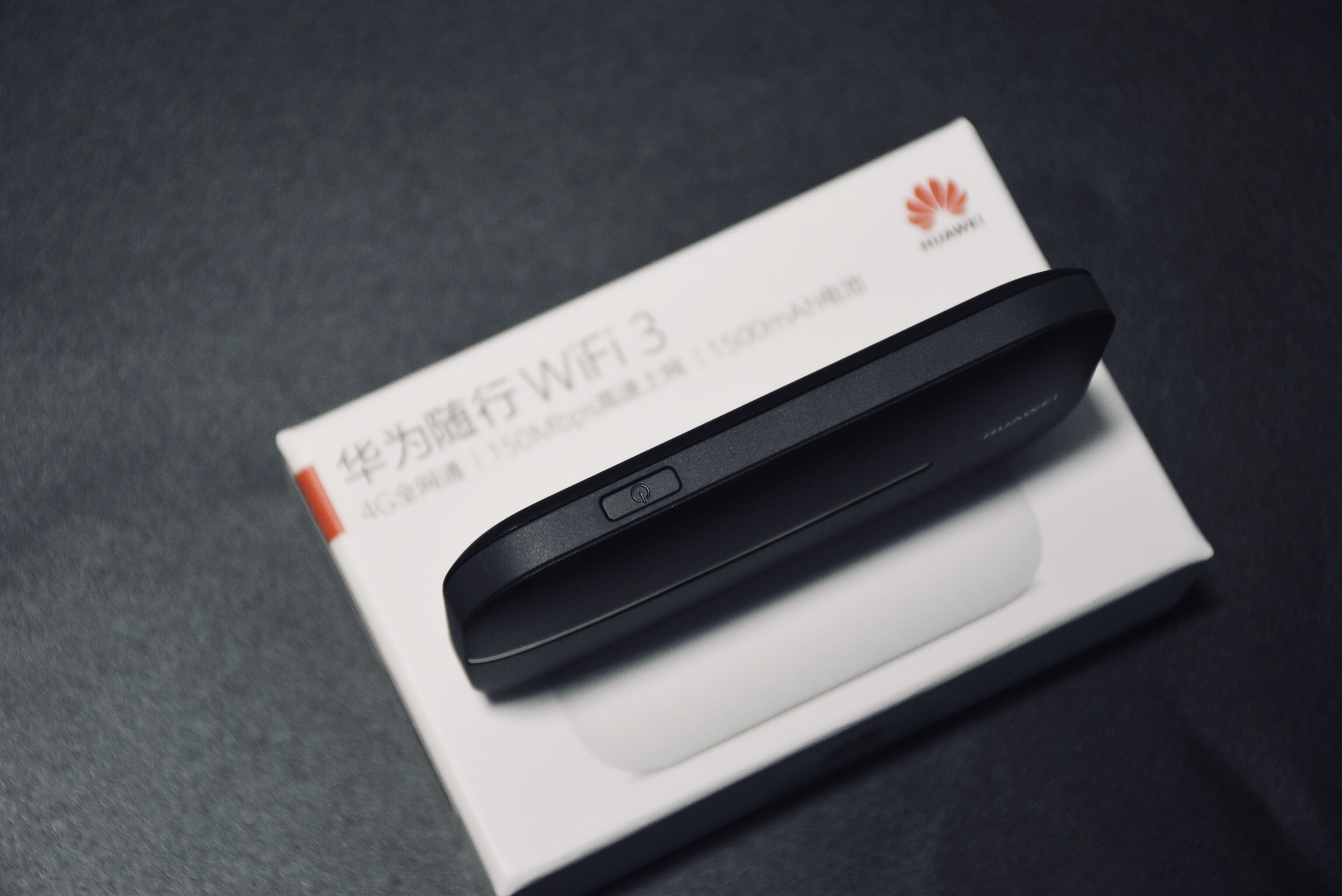 华为(huawei)随行wifi 3两侧各设计有开关机键,充电口,小巧扁平化的