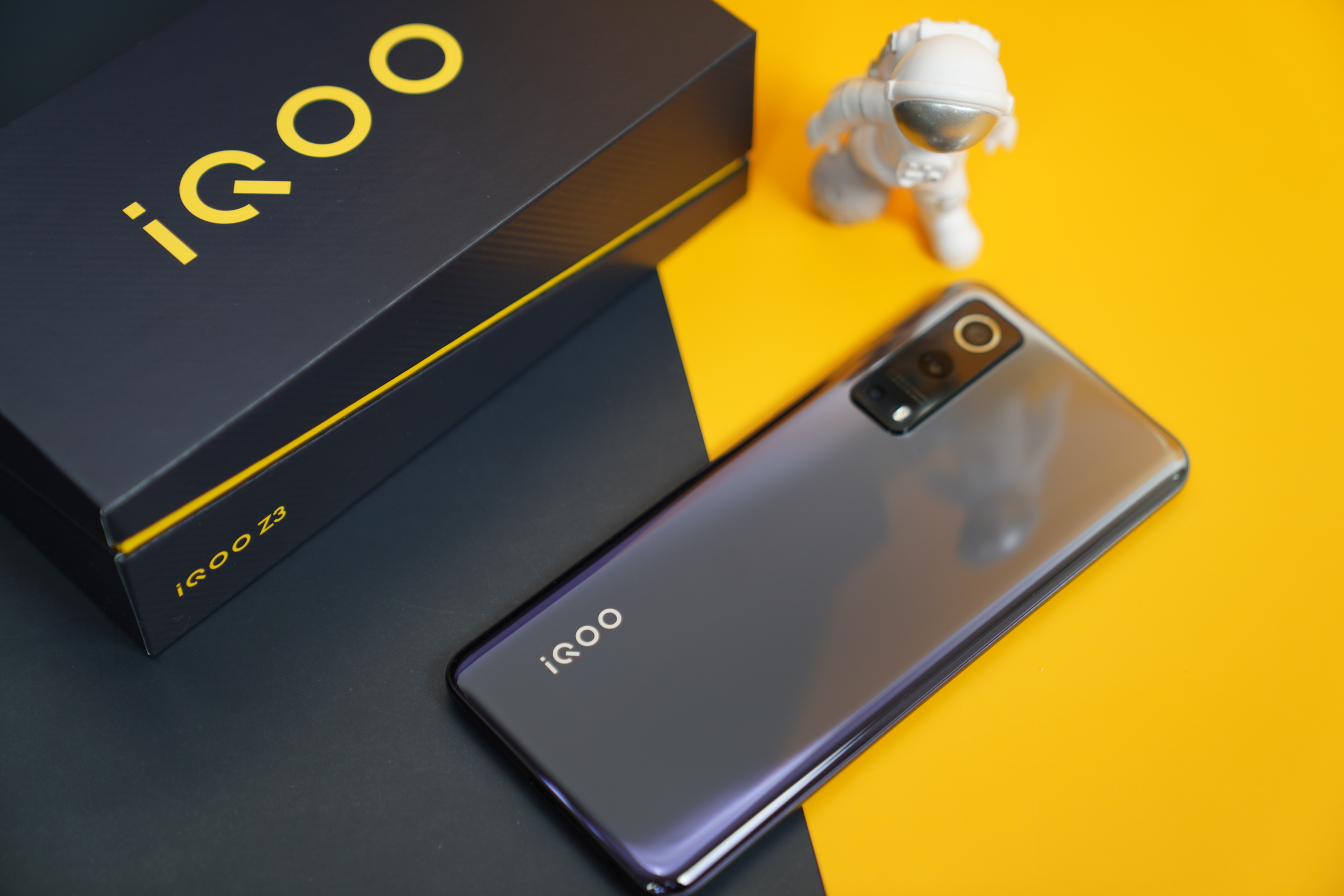 iqooz3真机图赏传承了iqoo系列的经典设计作为千元机却将配置设计快充