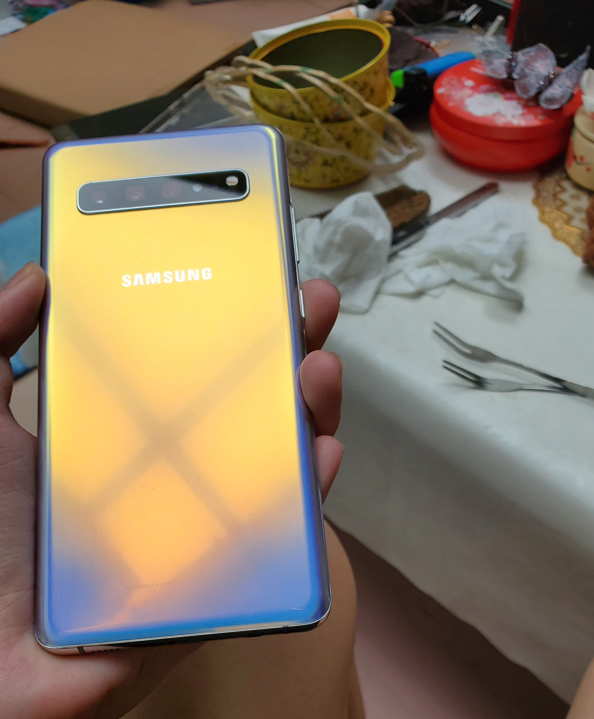 samsungglalxys105g全球第一款量产的5g手机虽然没有国行前置也是腊肠