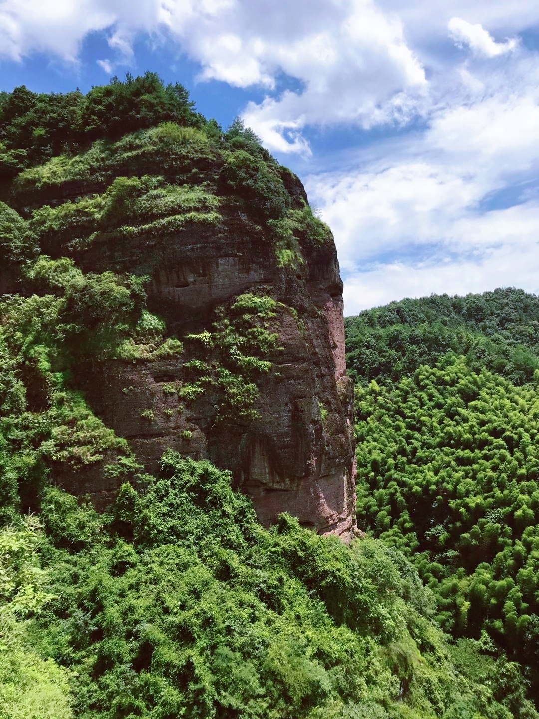 大红岩位于浙江省武义县白姆乡,俞源乡和王宅镇交界处,为国家4a级风景