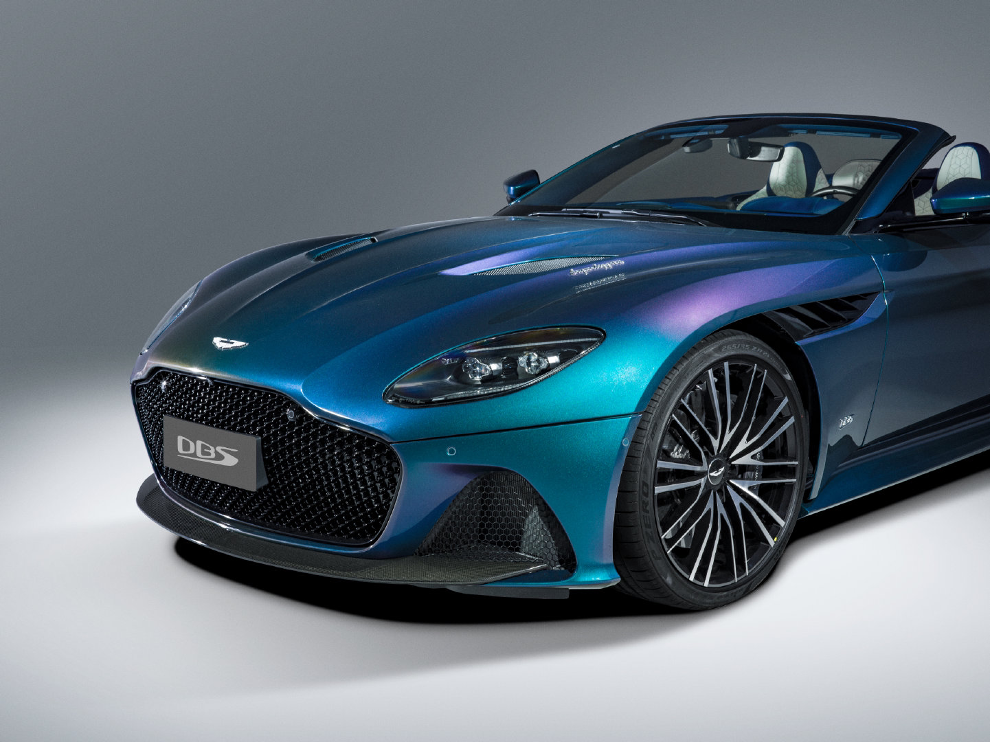 阿斯顿马丁 dbs superleggera volante 身披定制幻彩光谱蓝,已经抵达