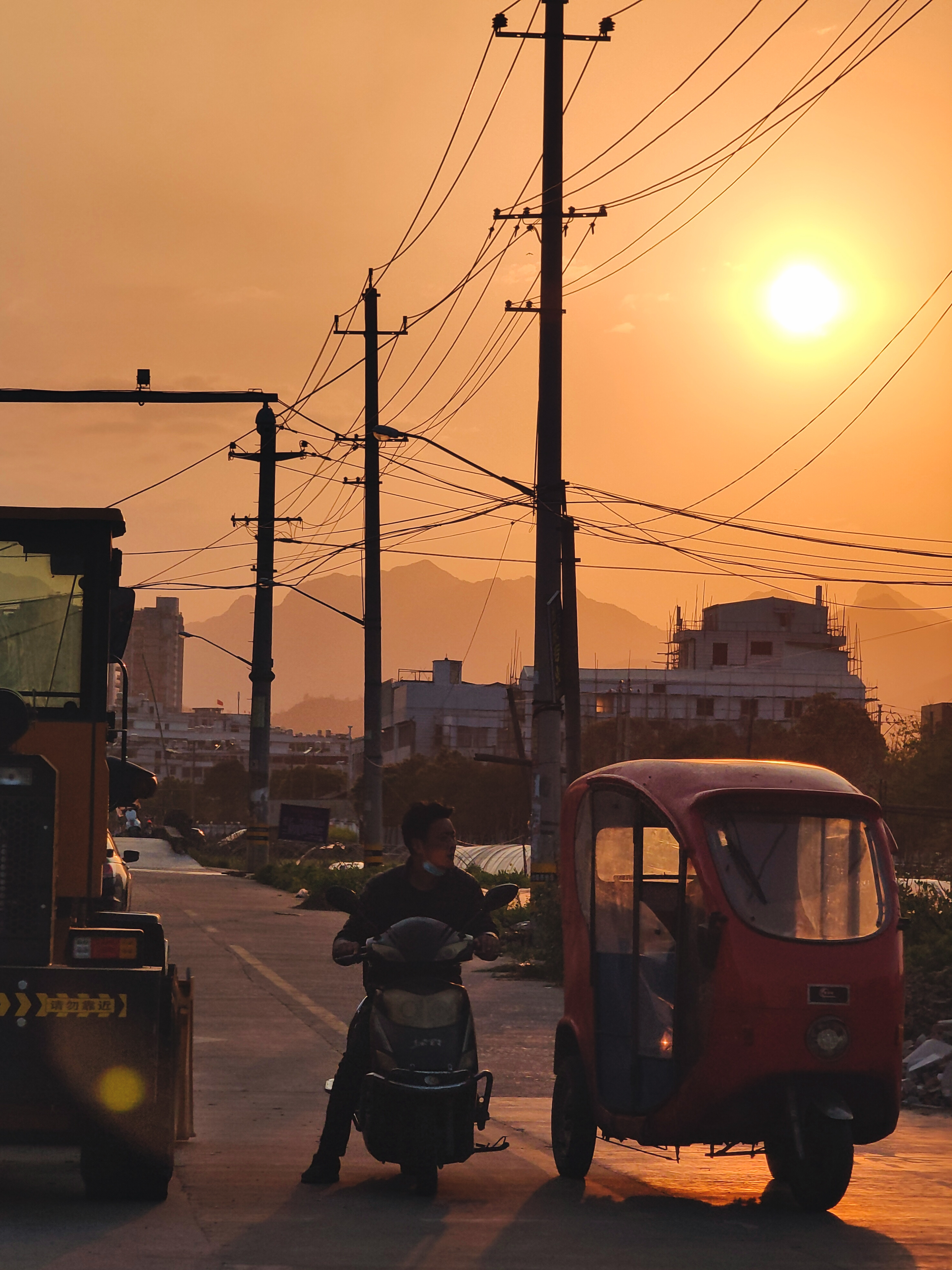 这些年总是想着沐浴在夕阳下下班因为夕阳下下班的路上我可以遇见美丽