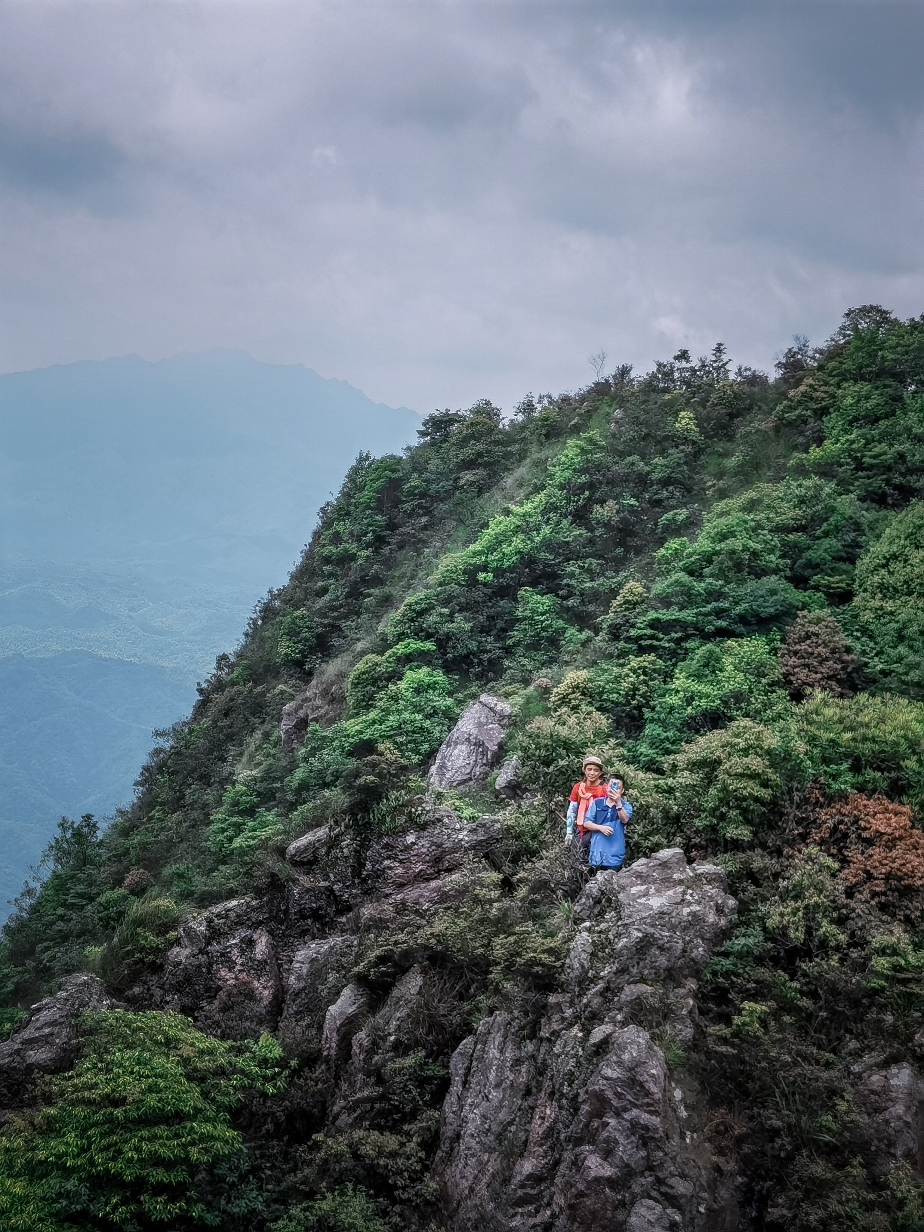 沿途景色:秀丽险峻,山高路陡,悬崖峭壁,千岩竞秀,重恋叠嶂,危峰