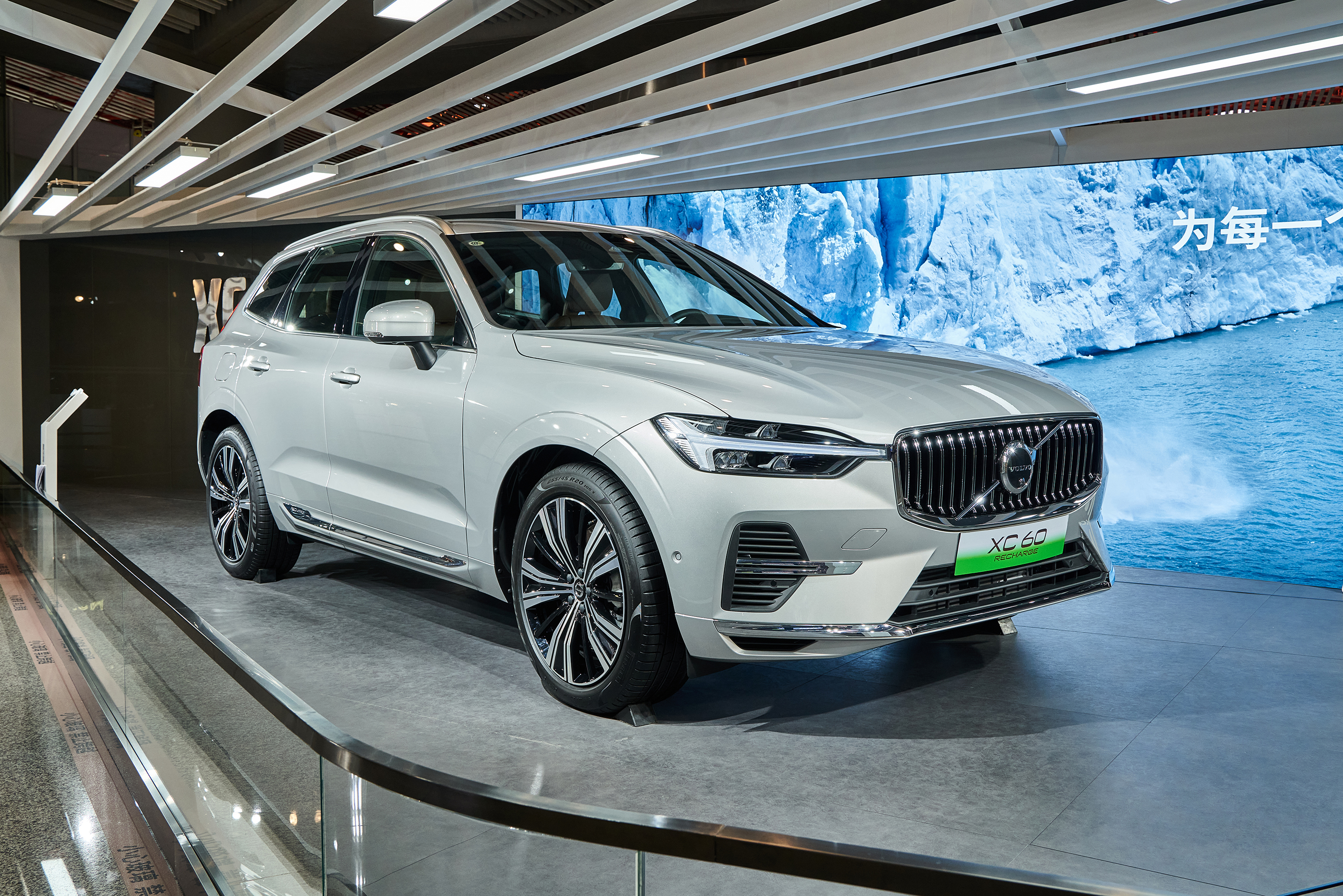 沃尔沃xc60新能源车展图片