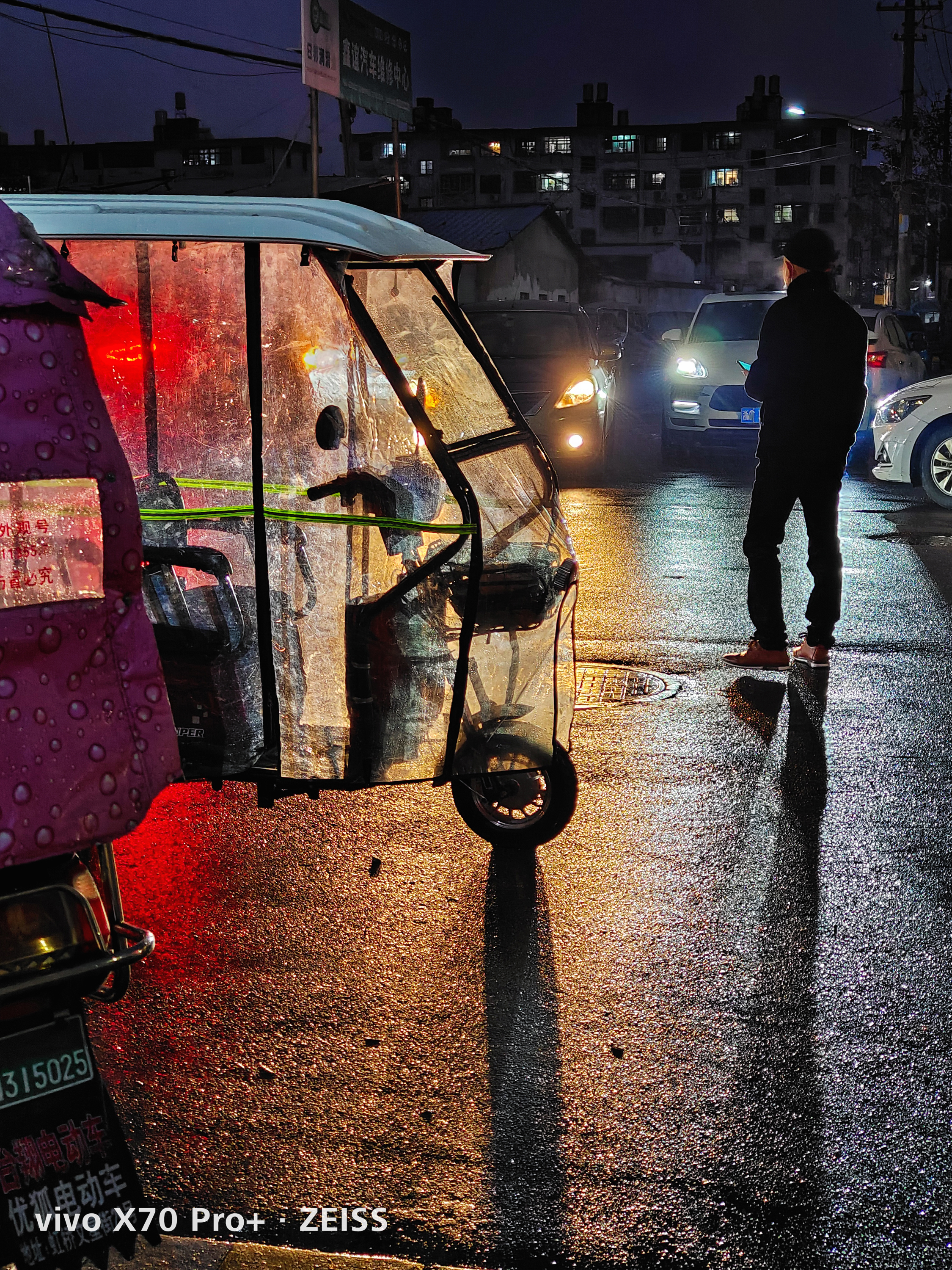 手机摄影笔记雨夜街头见闻雨夜中匆匆的行人