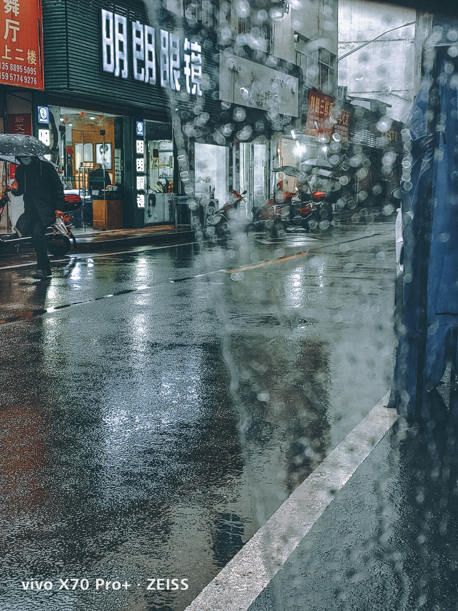 雨中街头行人匆匆
