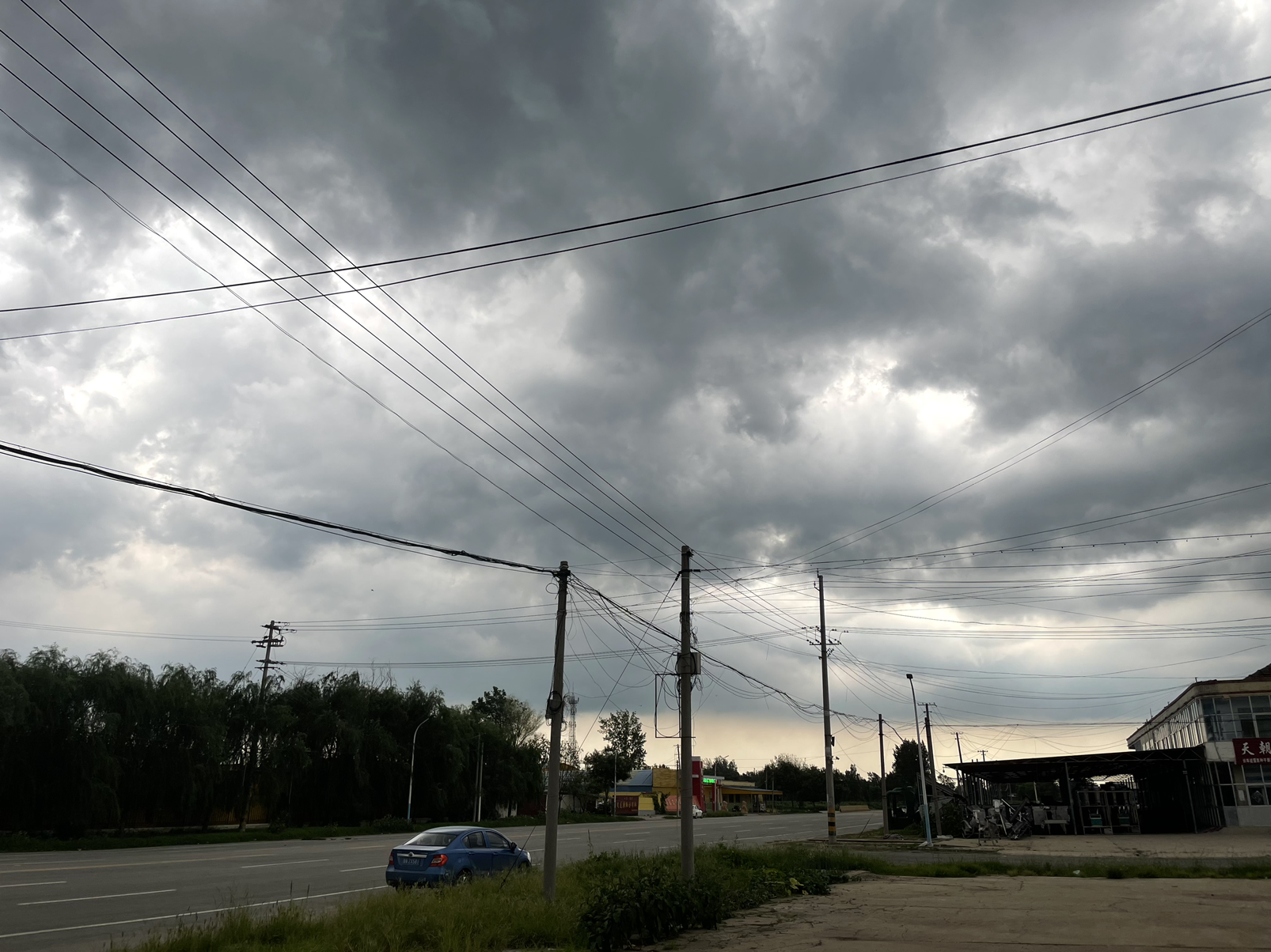 大雨前的大军压境 25日下午到26日白天，鲁南地区天气多云转阴有中到大雨局部暴雨并伴有雷电，半岛地区天气晴转多云，其他地区天气多云转阴有雷雨或阵雨。南风，东营和半岛地区3~4级增强到4~5级阵风6级，